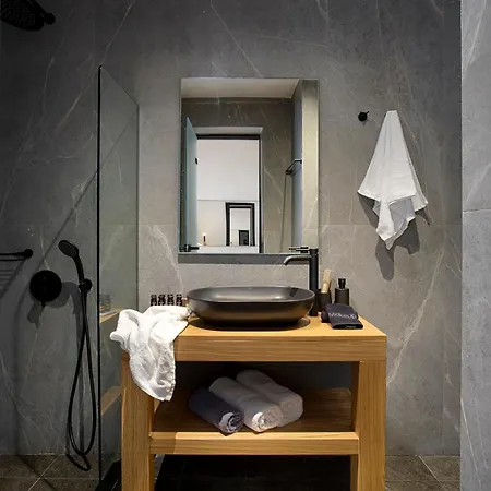 Andromeda & 3* Imerovigli (Santorini)